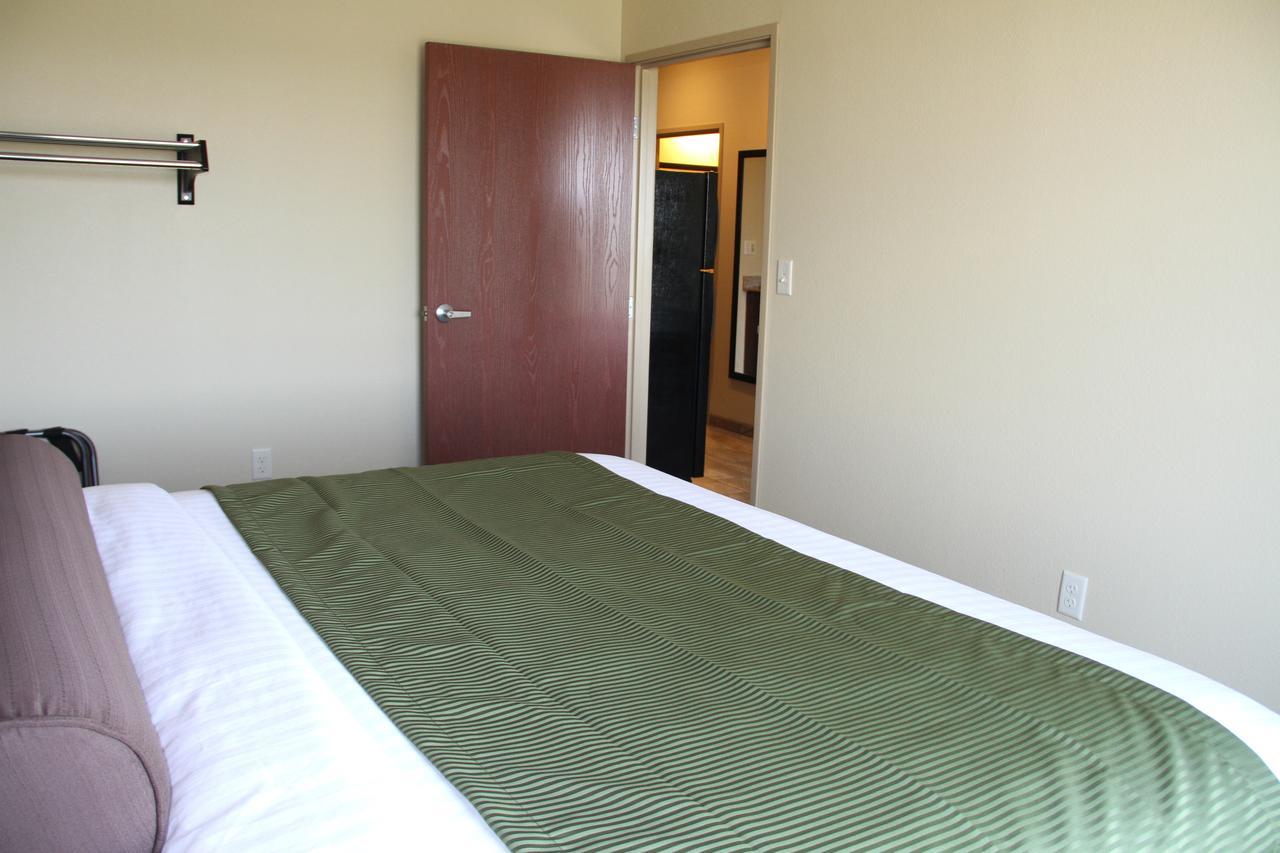 Cobblestone Hotel & Suites - Devils Lake Kültér fotó