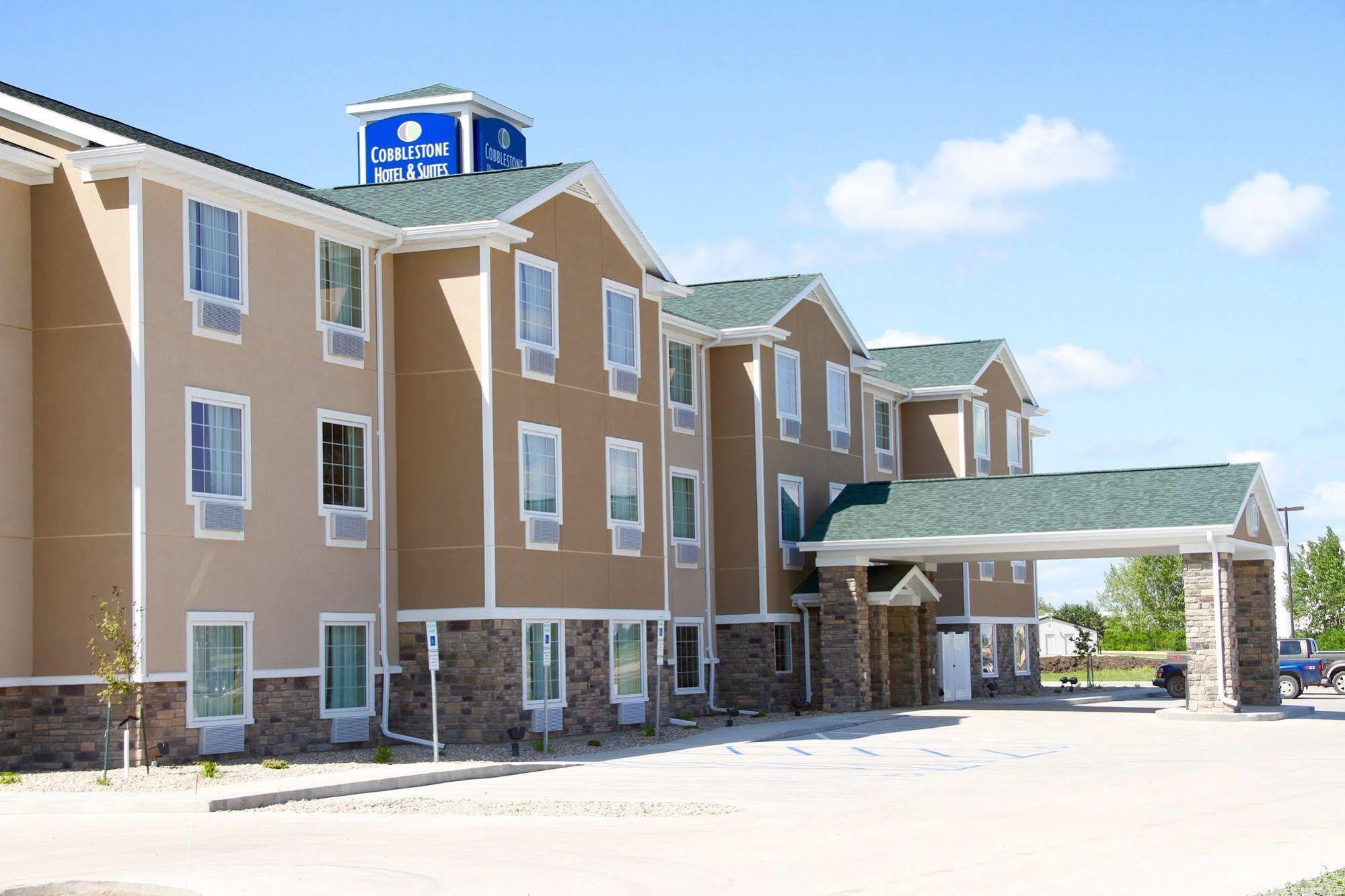 Cobblestone Hotel & Suites - Devils Lake Kültér fotó