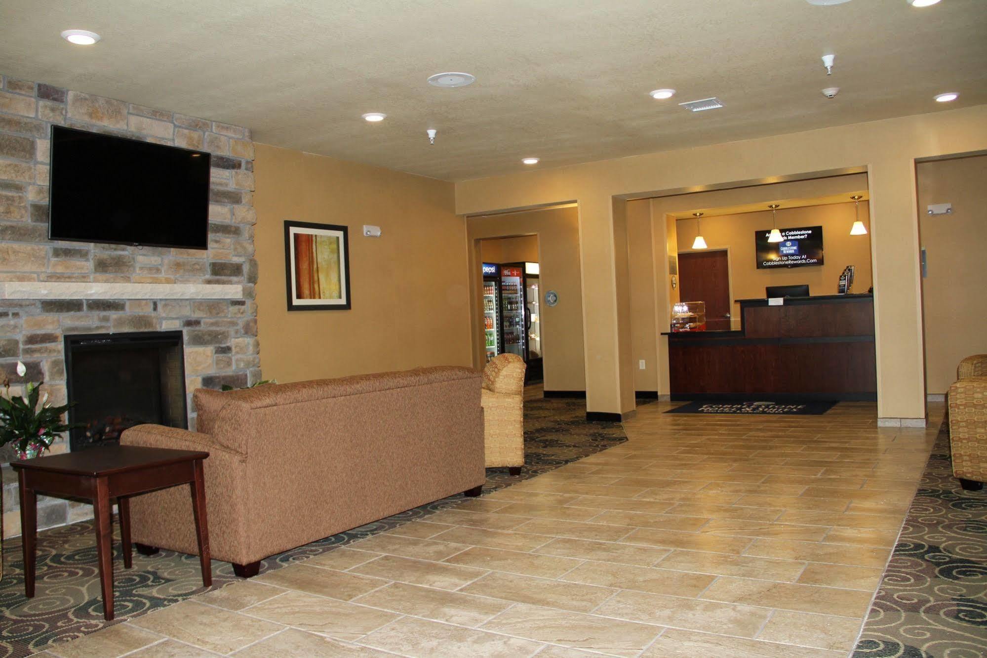 Cobblestone Hotel & Suites - Devils Lake Kültér fotó